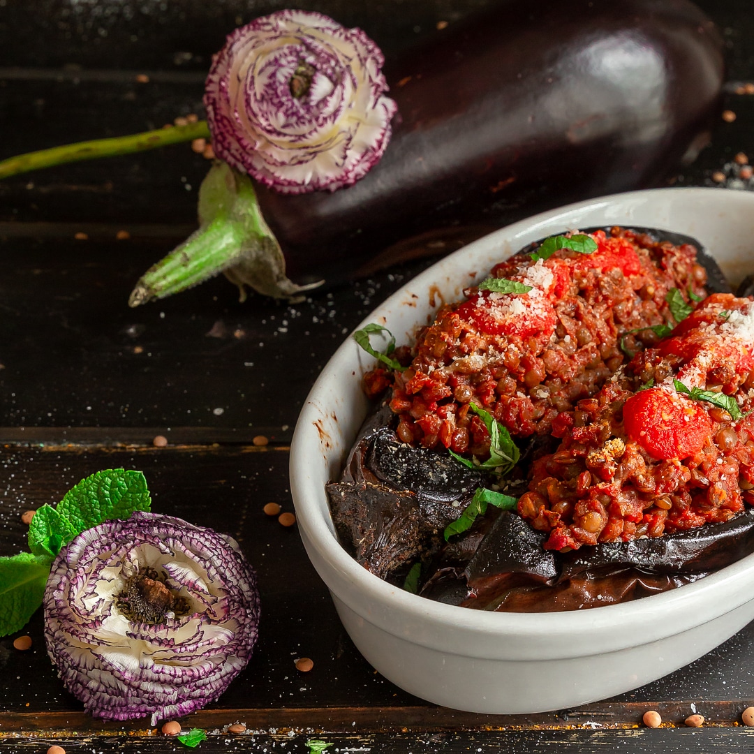 melanzane-ripiene-di-lenticchie-in-rosso-ricetta-fit-proteica-vegetariana-light-facile-contemporaneo-food