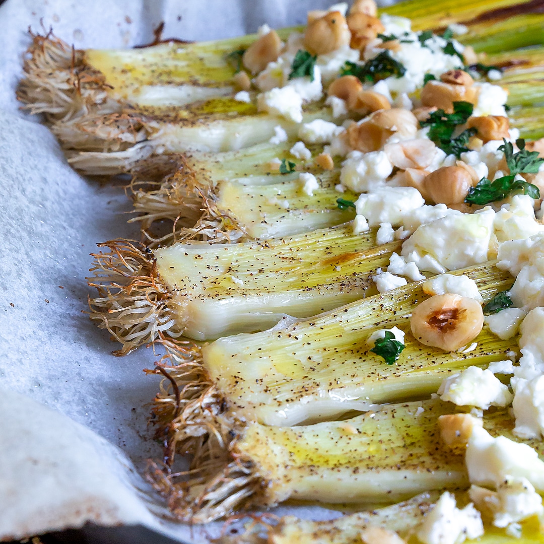 porri-arrosto-con-feta-nocciole-ricetta-vegetariana-facile-veloce-light-contemporaneo-food