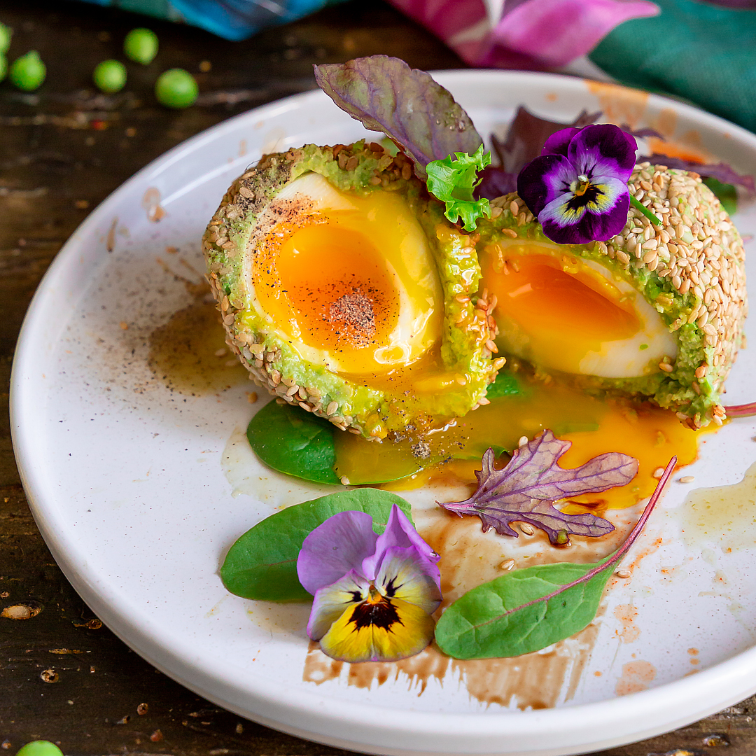 uovo-barzotto-in-crosta-di-fave-piselli-sesamo-ricetta-pasqua-antipasto-vegetariano-proteico-sano-contemporaneo-food