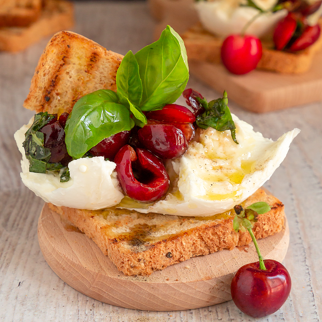 ciliegie-marinate-al-basilico-su-mozzarella-di-bufala-antipasto-facile-veloce-contemporaneo-food