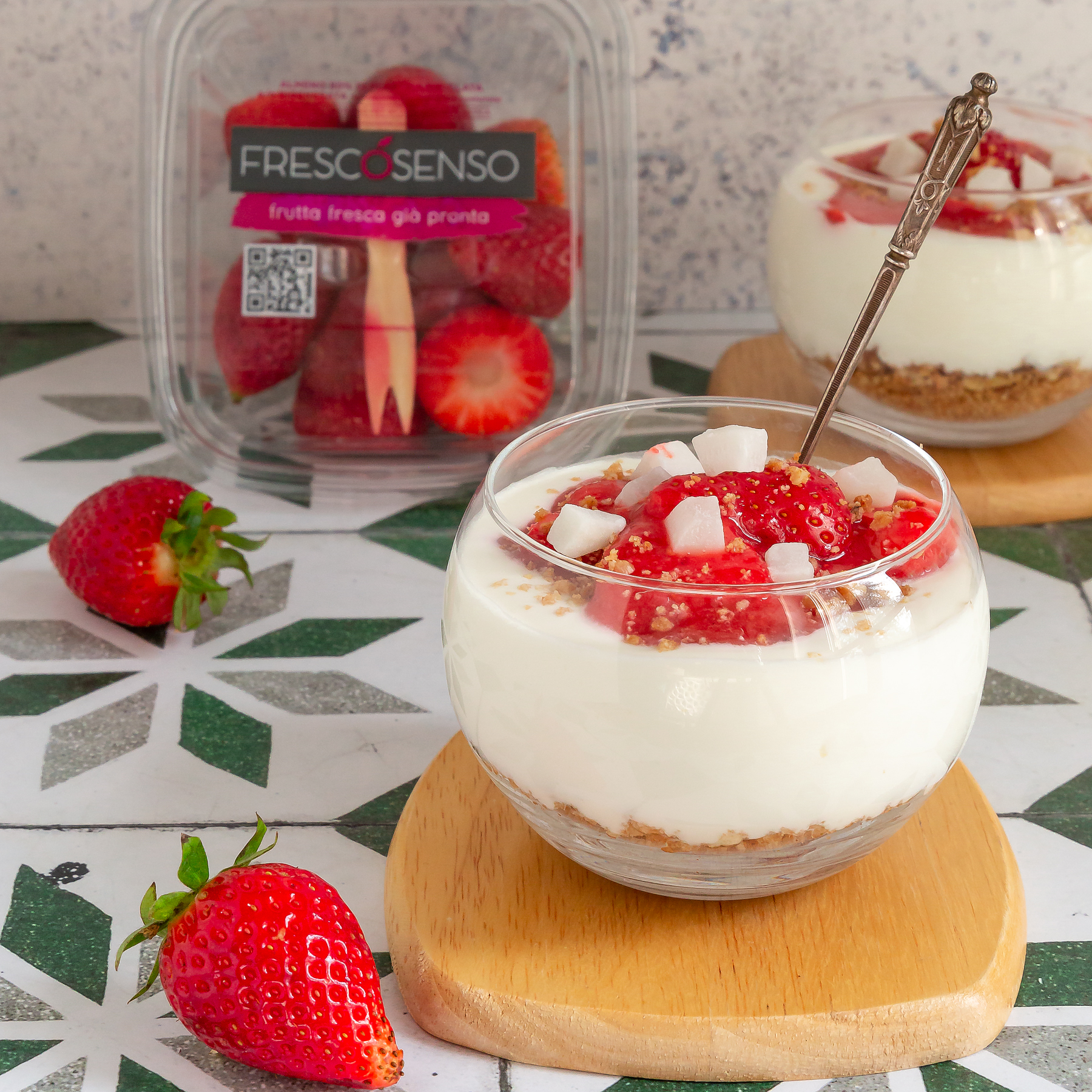 Immagine: Cremoso allo yogurt greco con frutta secca e cocco e fragole fresche al lime