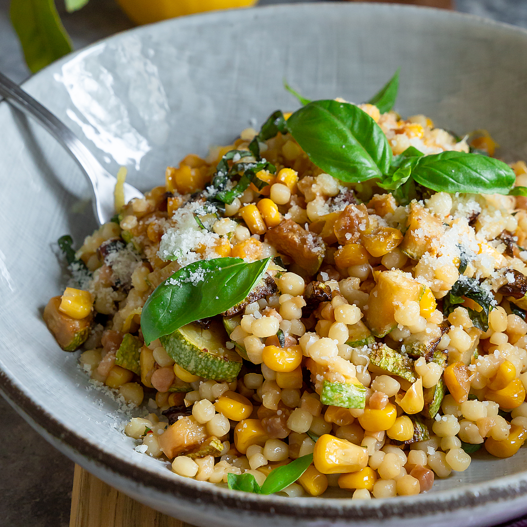fregola-zucchine-mais-basilico-primo-primo-piatto-estivo-leggero-light-facile-contemporaneo-food