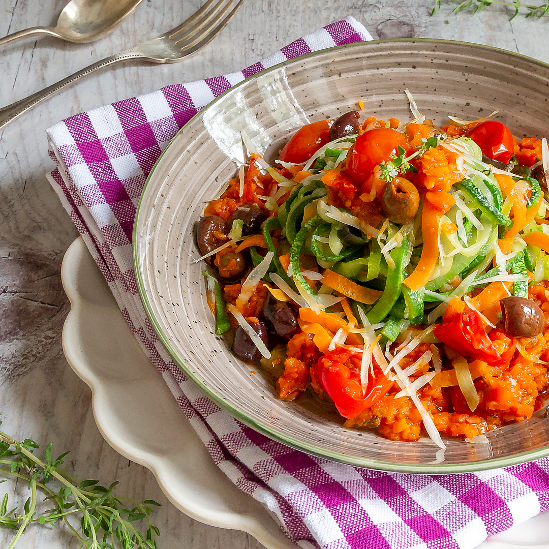 spaghetti-di-verdura-con-ragu-vegetariano-primo-piatto-light-vegetariano-per-la-dieta-contemporaneo-food