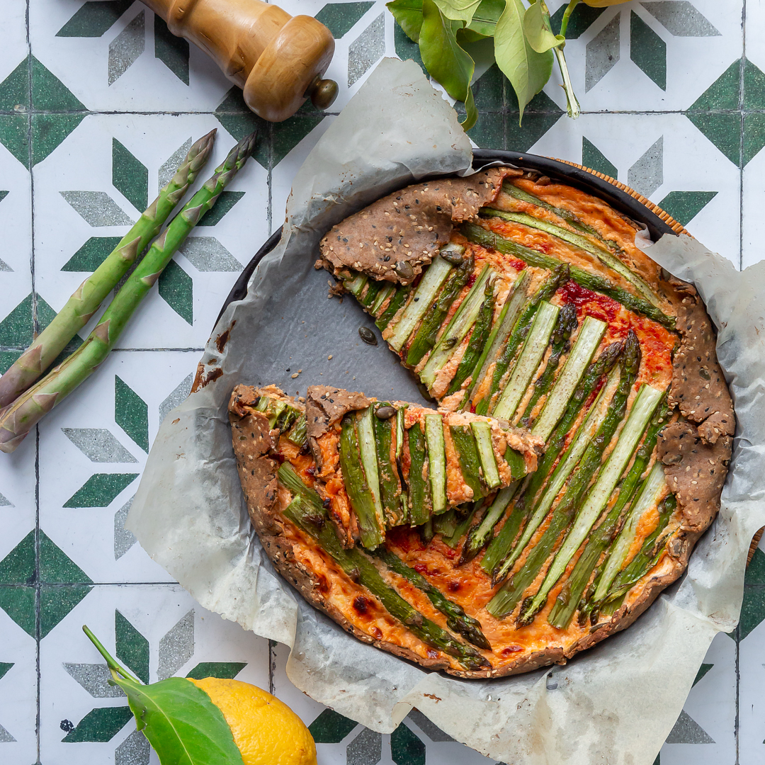 Immagine: Torta salata con farina di farro e semi agli asparagi e stracchino