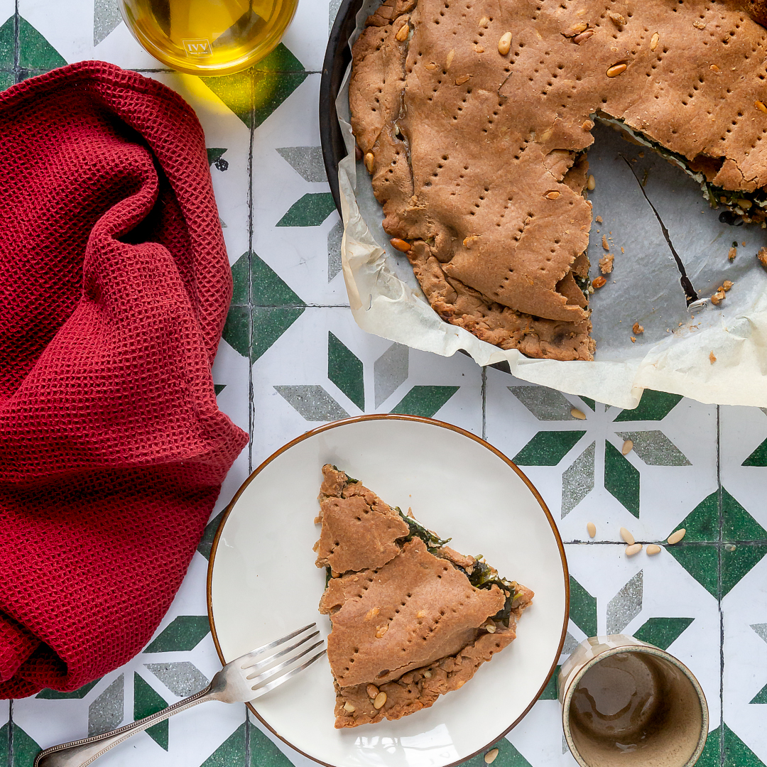 Immagine: Torta salata con farina di farro e pinoli agli spinacini e ricotta di bufala