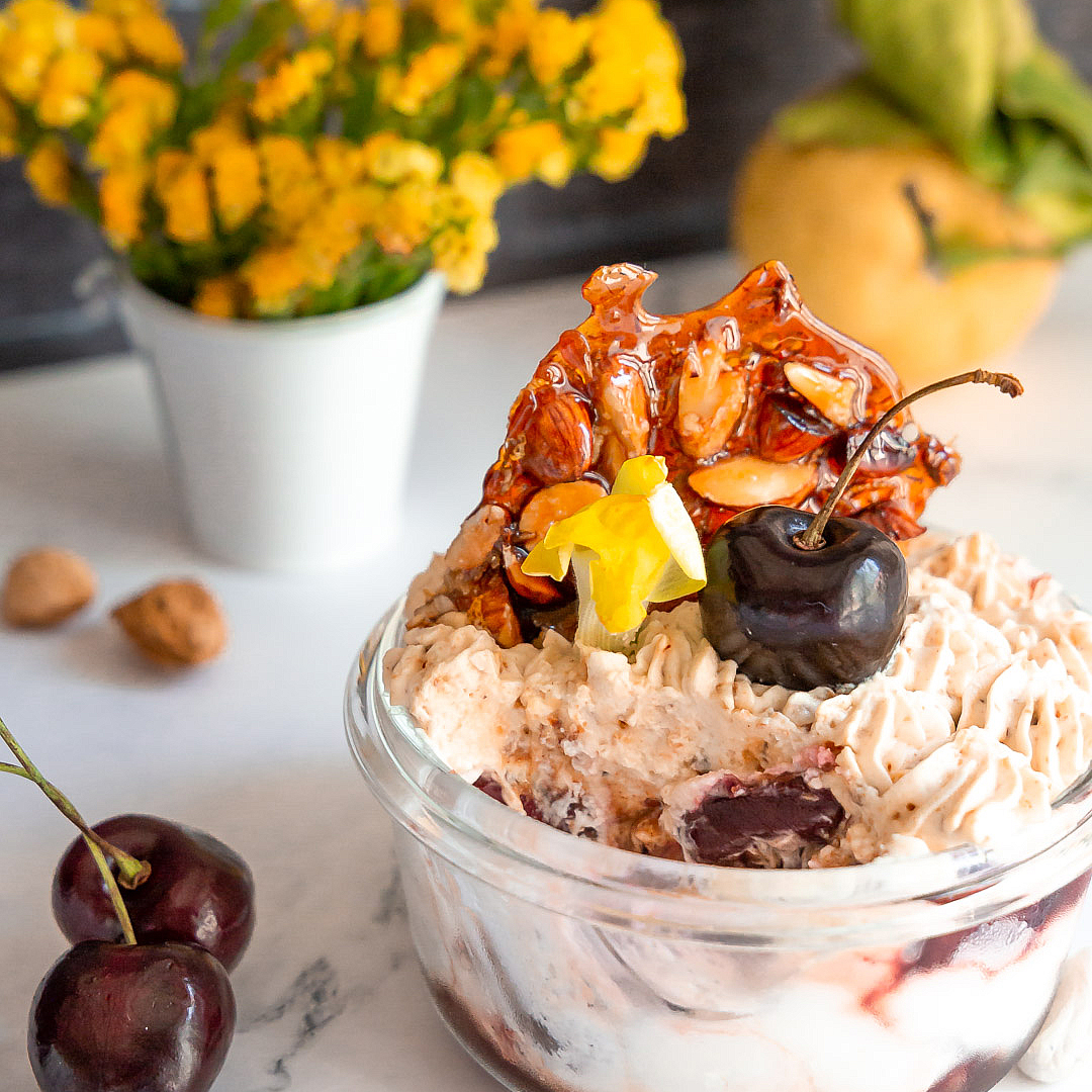 cremoso-allo-yogurt-greco-e-panna-con-chantilly-al-pistacchio-e-ciliegie-dolce-senza-cottura-facile-contemporaneo-food