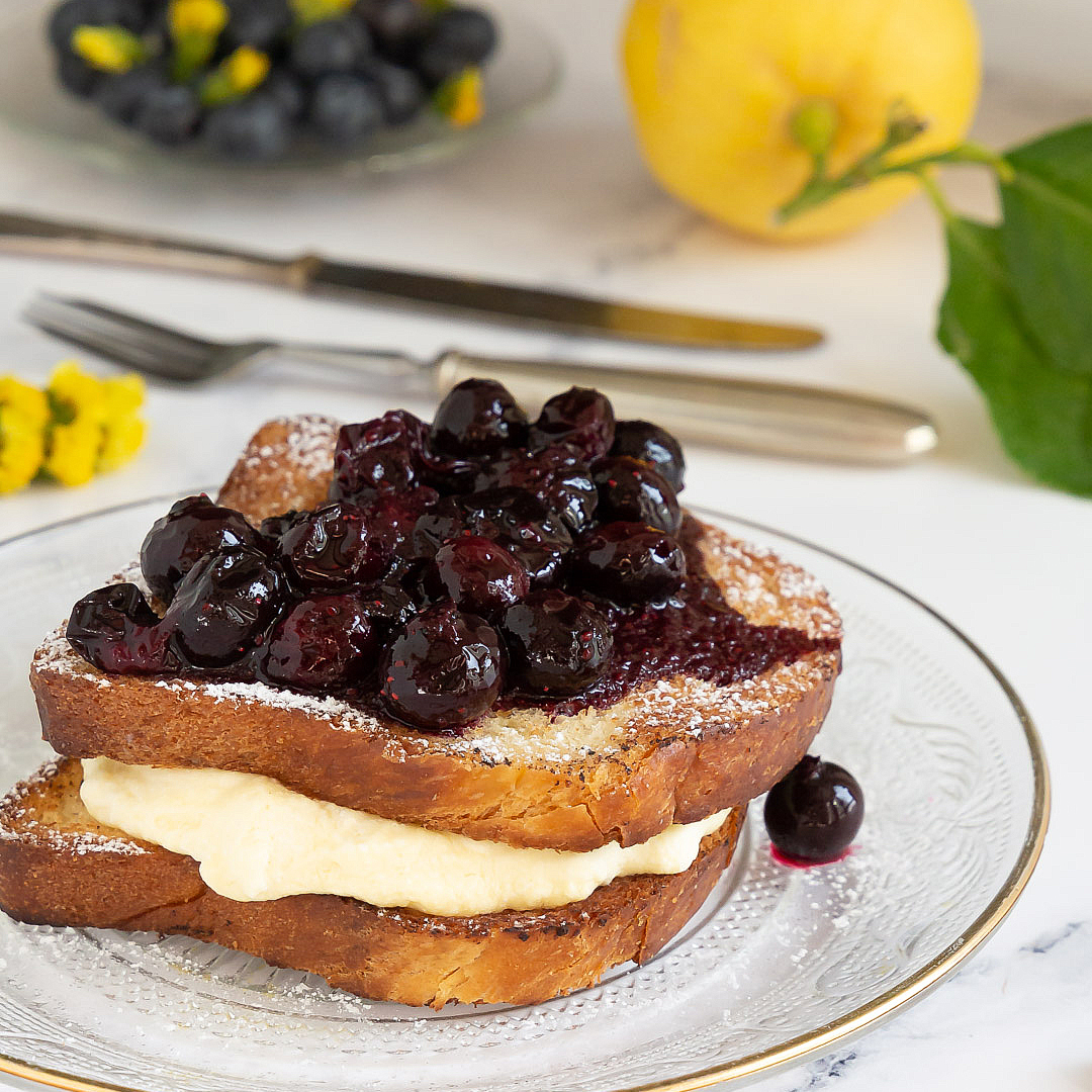 french-toast-crema-tiramisu-al-limone-composta-mirtilli-dessert-facile-veloce-estivo-contemporaneo-food