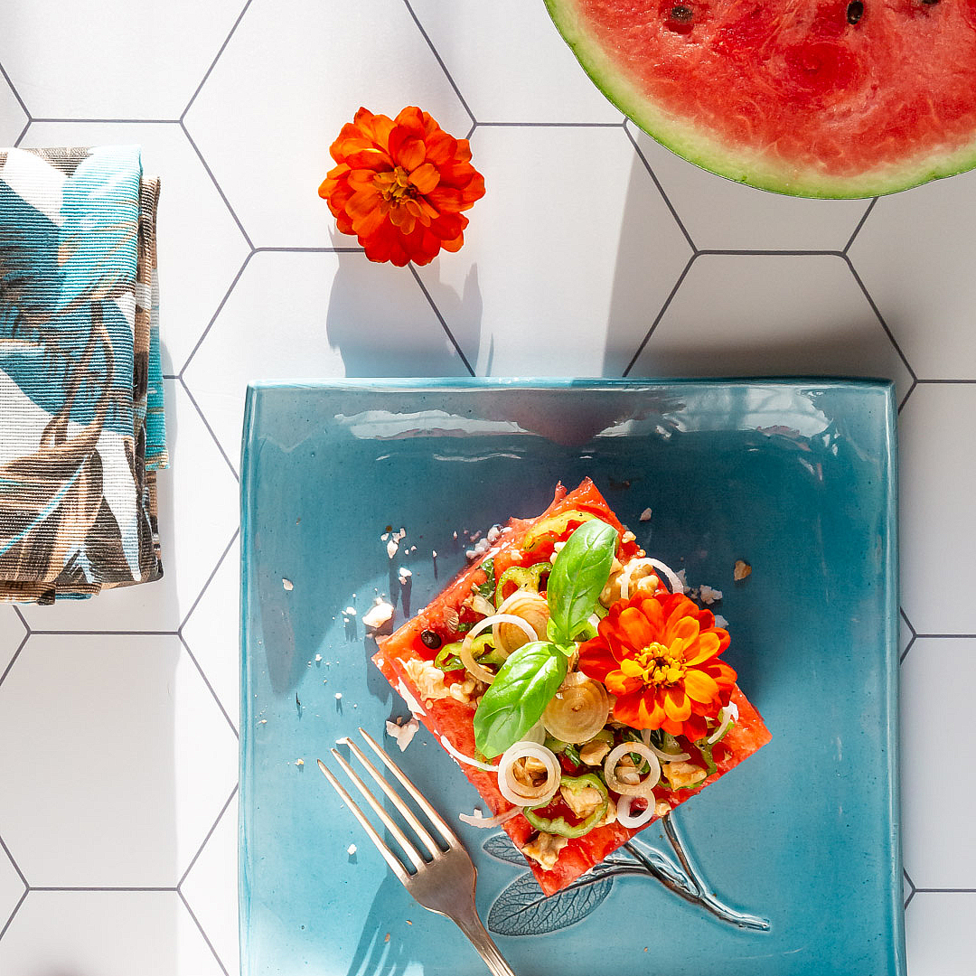 Immagine: Insalata di anguria marinata, feta e verdurine