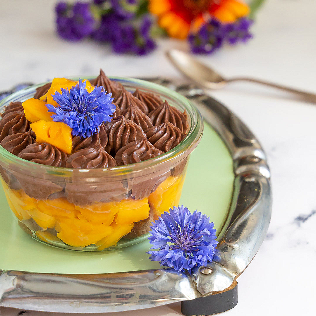 cremoso-al-cioccolato-mango-dessert-al-cucchiaio-facile-estivo-alla-frutta-contemporaneo-food