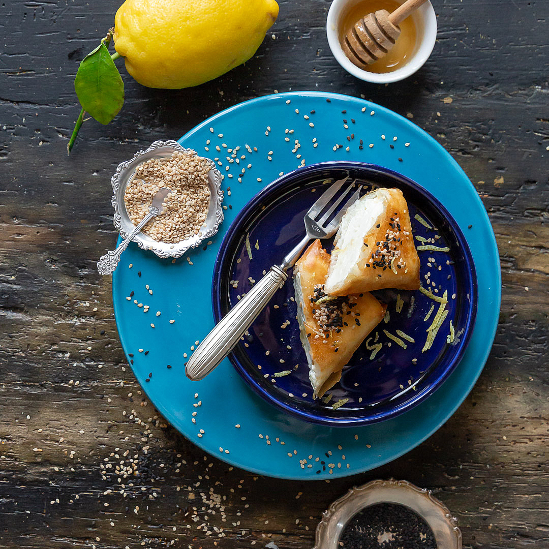 Immagine: Feta fritta in pasta phillo con miele, sesamo e zest al limone