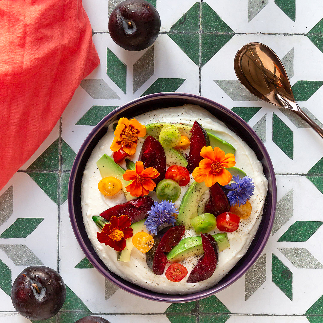 Immagine: Cremoso di feta montata con insalatina di prugne nere, pachino multicolor e avocado