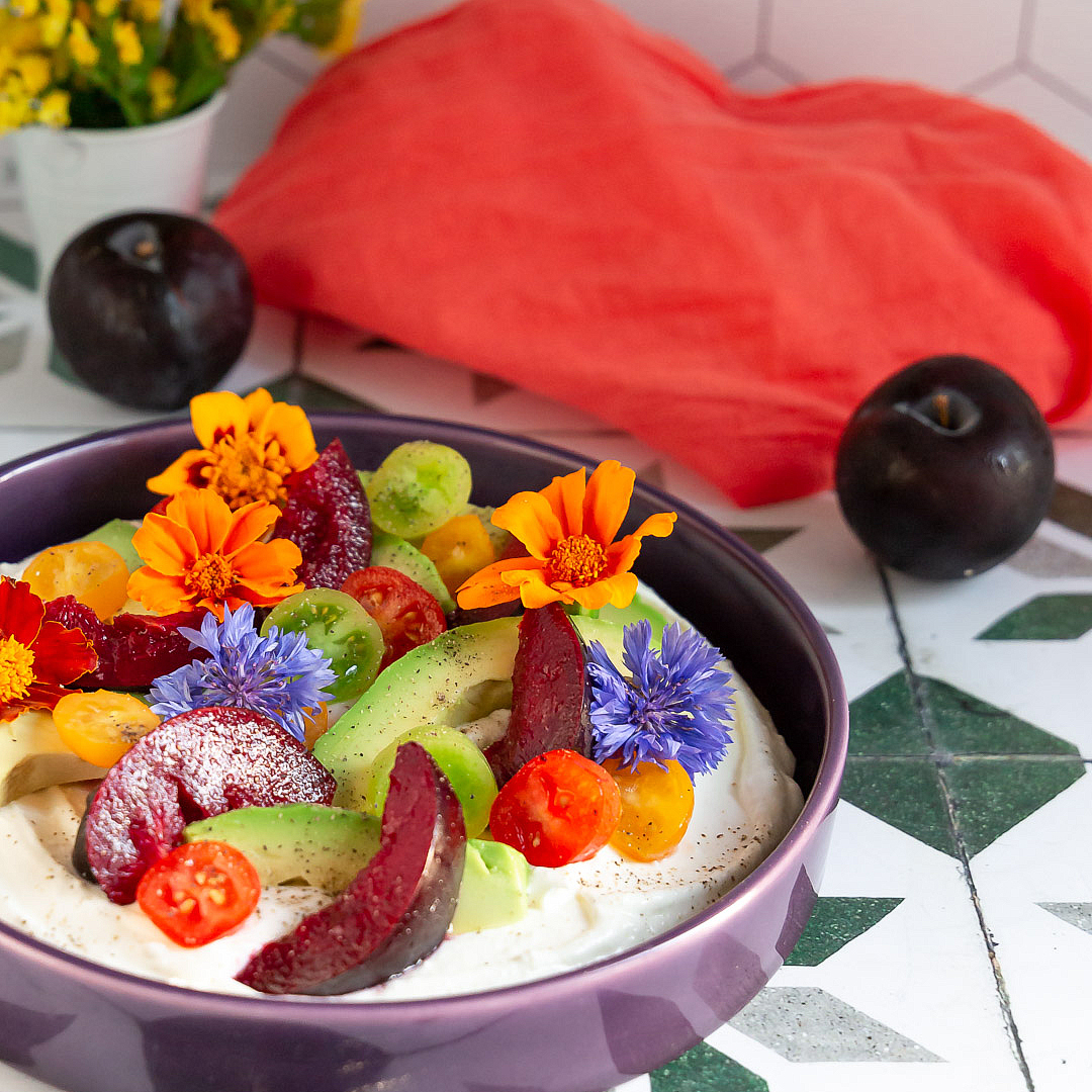 feta-montata-con-avocado-prugne-pachino-ricetta-facile-veloce-estiva-contemporaneo-food