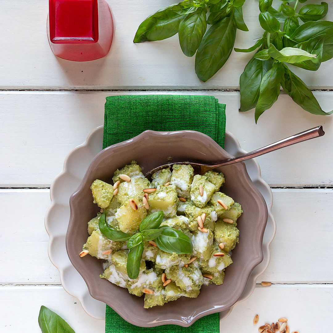 Immagine: Insalata di patate al pesto veloce, pinoli tostati e kefir