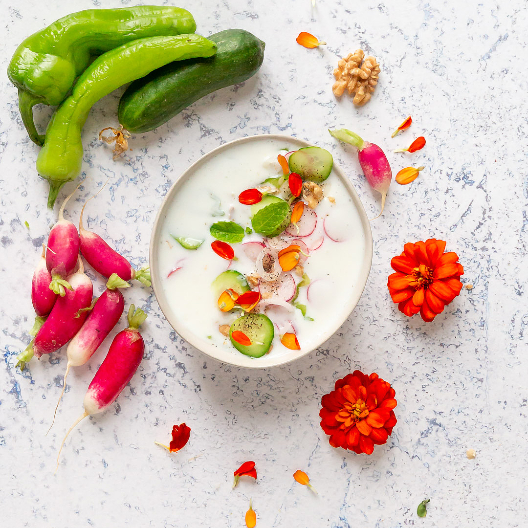 Immagine: Zuppa fredda di kefir, menta, noci e verdurine croccanti