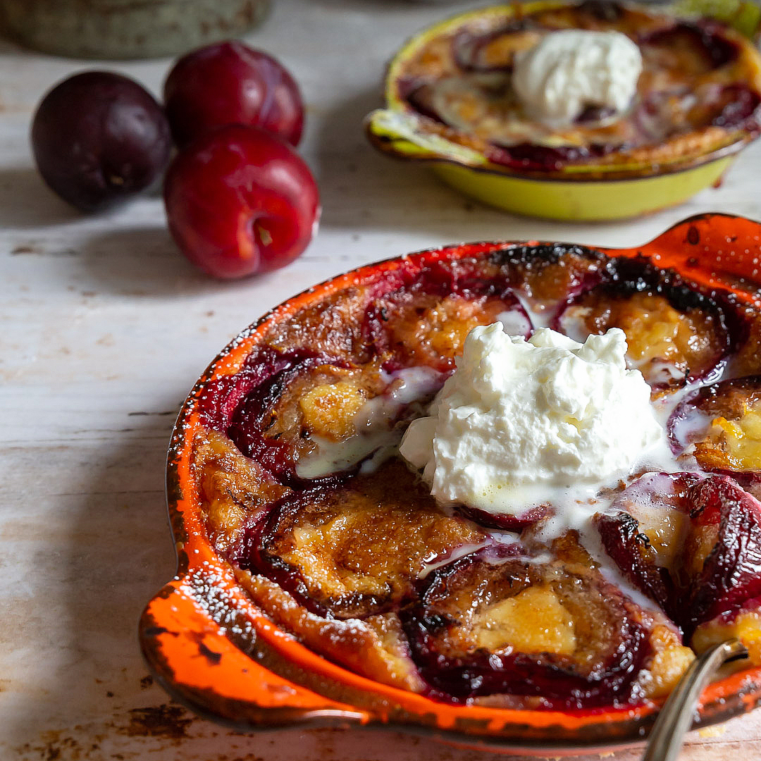 clafoutis-alle-prugne-dessert-frutta-facile-veloce-contemporaneo-food