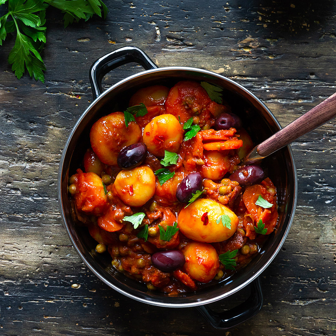 Immagine: Patate stufate con verdure e olive nere Kalamata