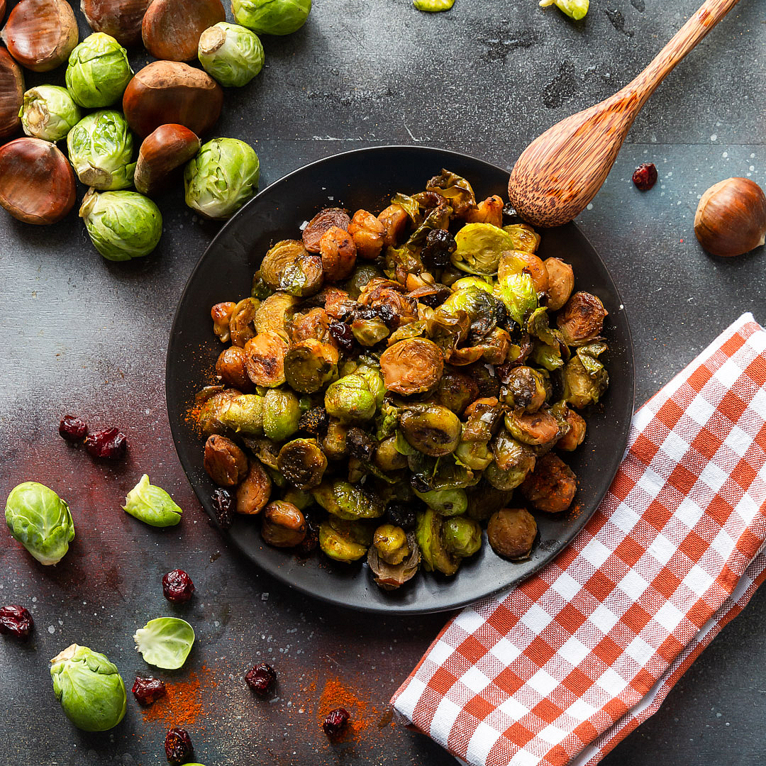 Immagine: Cavolini di Bruxelles spadellati con castagne, mirtilli rossi e sciroppo d’acero