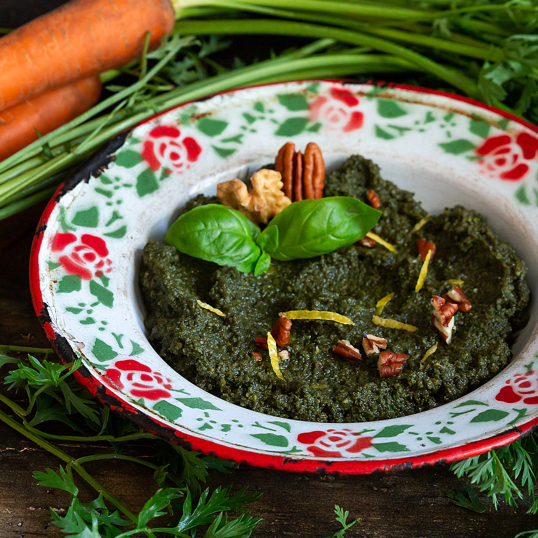 pesto-foglie-carote-noci-ricetta-facile-vegetariana-contemporaneo-food