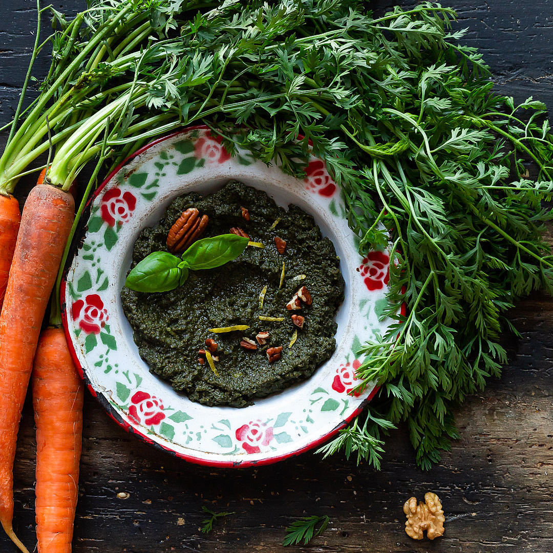 Immagine: Pesto di foglie di carota, basilico e noci