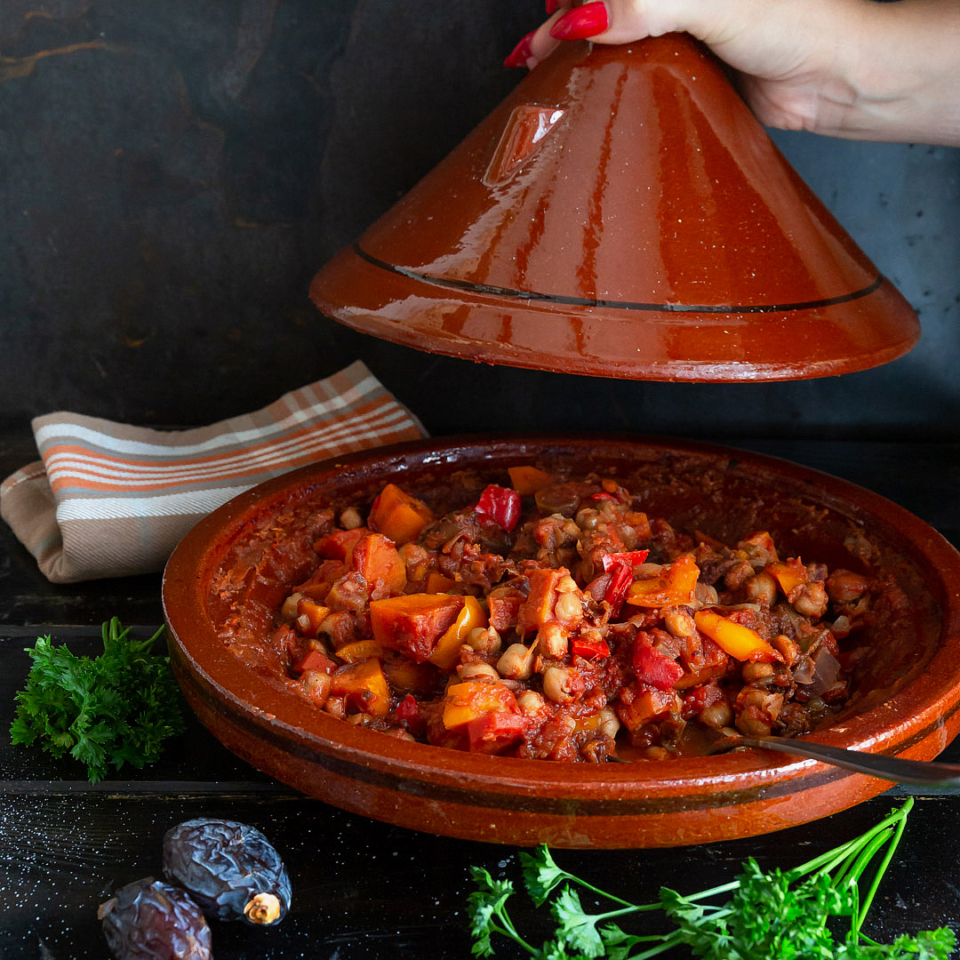 stufato-di-verdure-con-datteri-ricetta-vegetariana-contorno-piatto-unico-contemporaneo-food