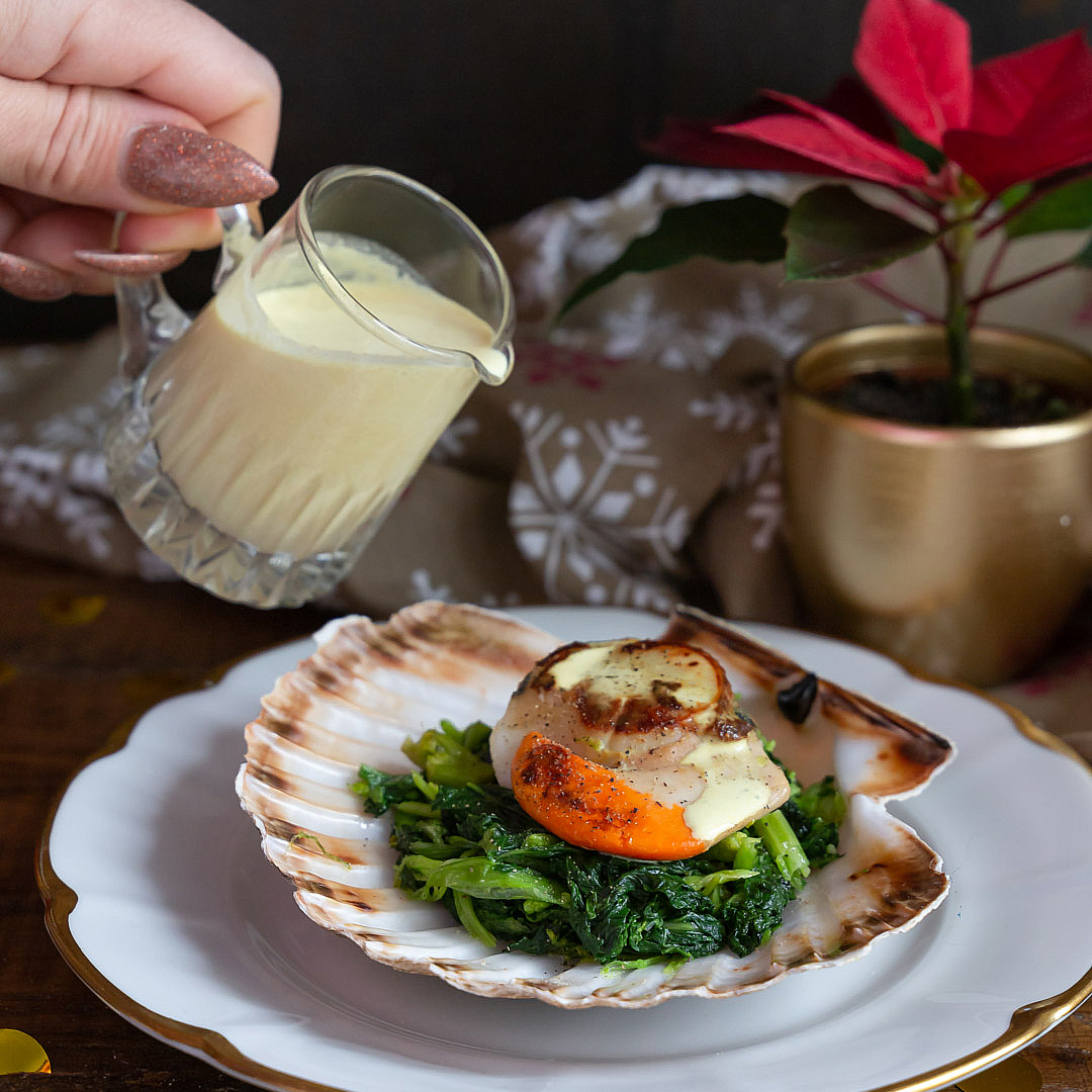 capasanta-su-cime-di-rapa-salsa-zafferano-3b-contemporaneo-food