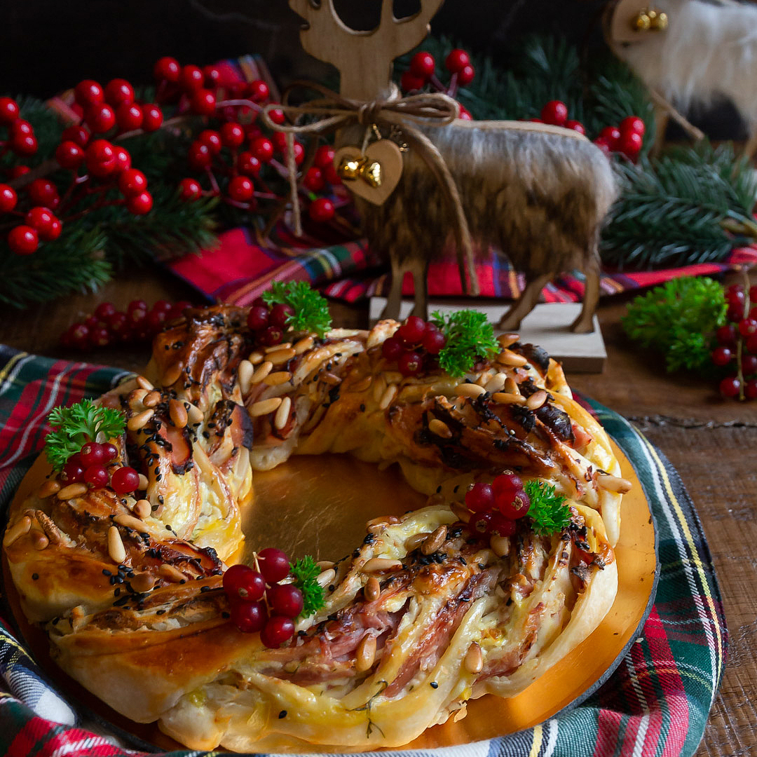 ghirlanda-di-sfoglia-prosciutto-cremoso-al-formaggio-antipasto-Natale-facile-veloce-contemporaneo-food