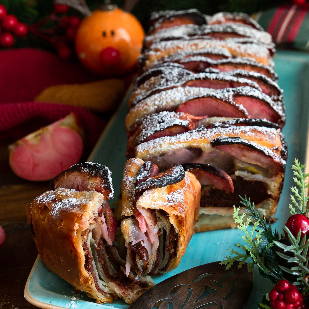 torta-di-sfoglia-con-mele-crema-biscotti-lotus-e-cioccolato-dolce-facile-natale-contemporaneo-food