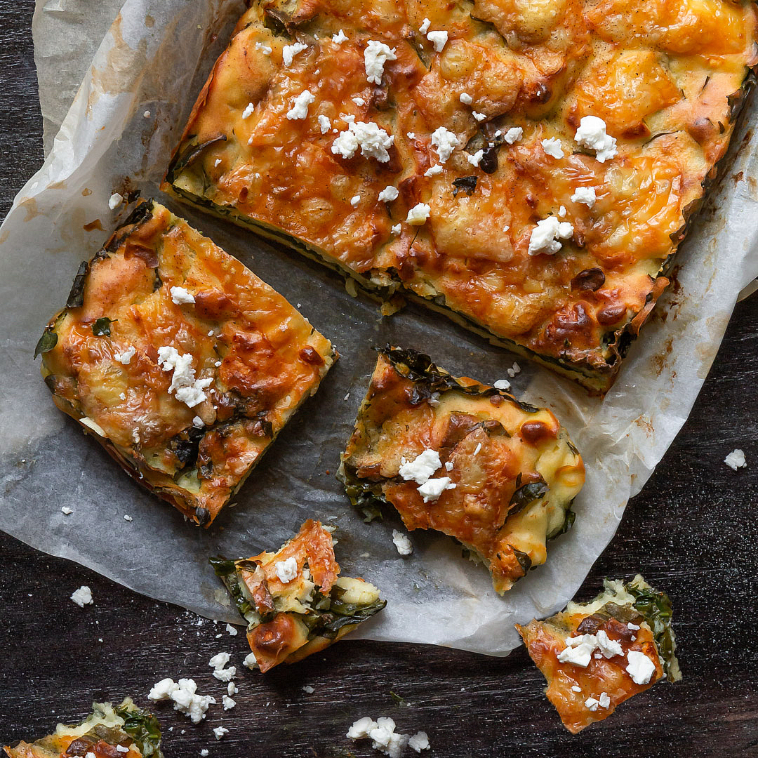 Immagine: Torta salata greca con spinaci, feta e pastella