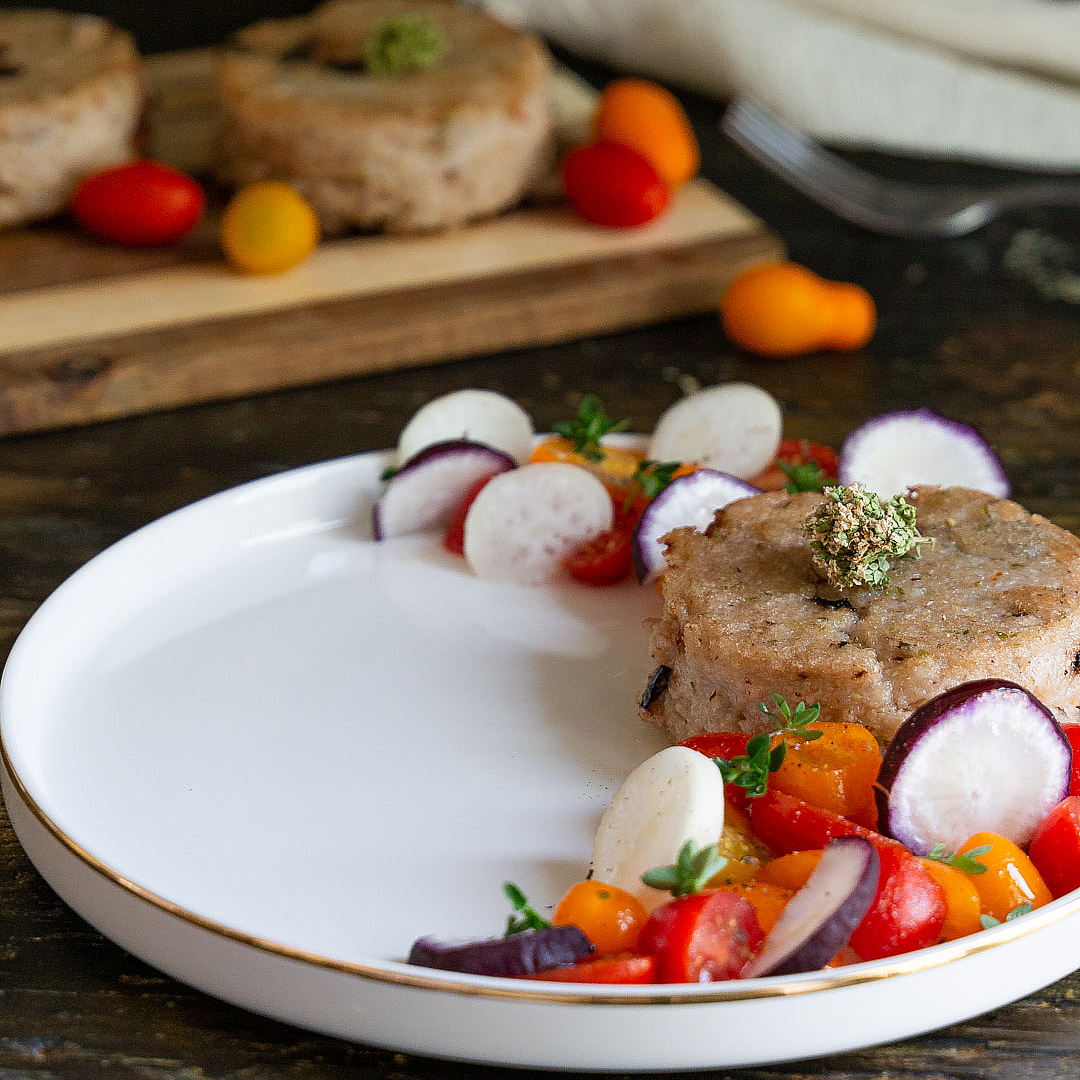 polentine-estive-croccanti-alla-mediterranea-con-insalatina-antipasto-piatto-unico-senza-glutine-estivo-facile-contemporaneo-food
