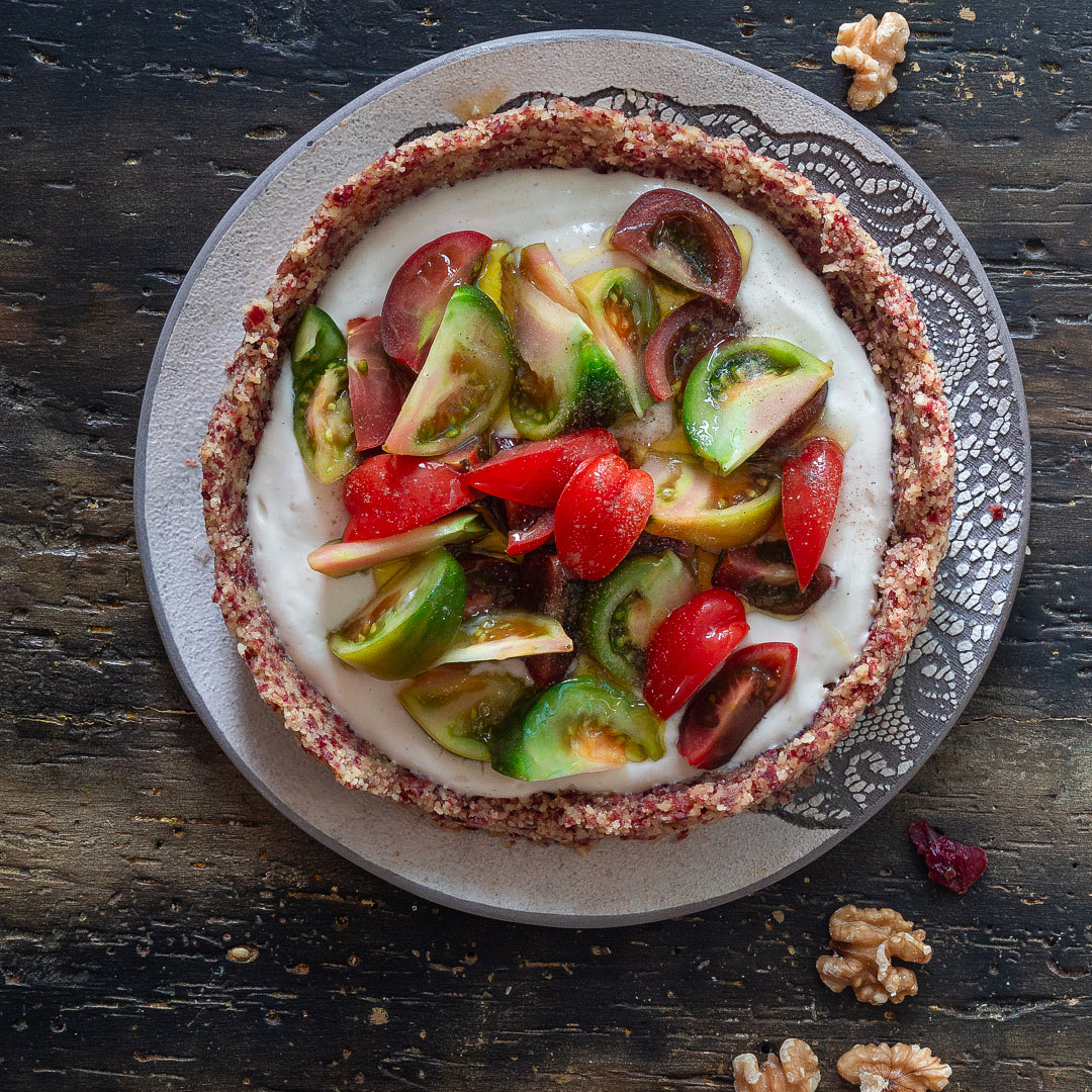 Immagine: Torta salata vegana senza cottura con crosta di noci e mascarpone homemade