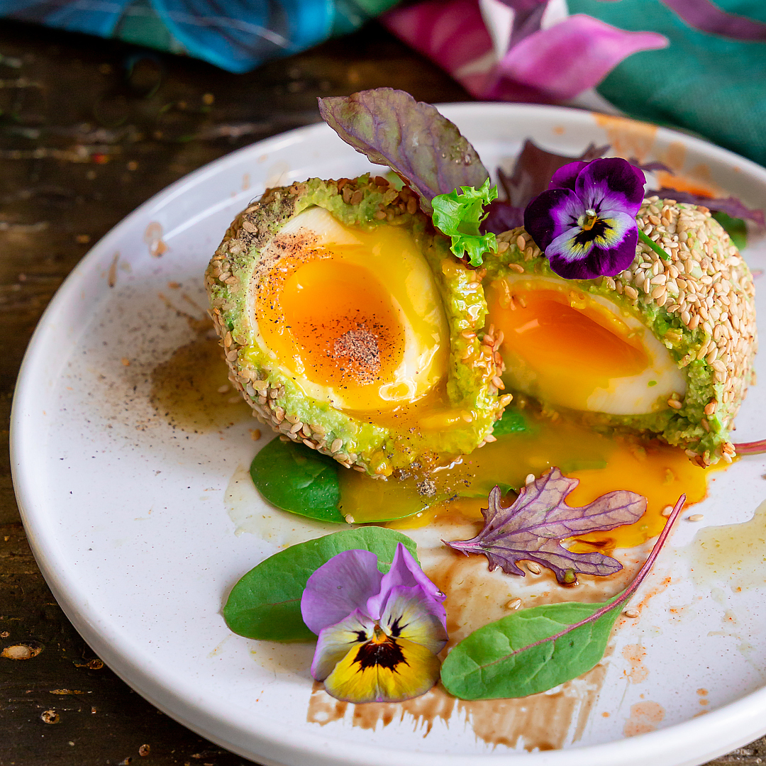 uovo-barzotto-in-crosta-di-avocado-ricetta-estiva-facile-veloce-contemporaneo-food