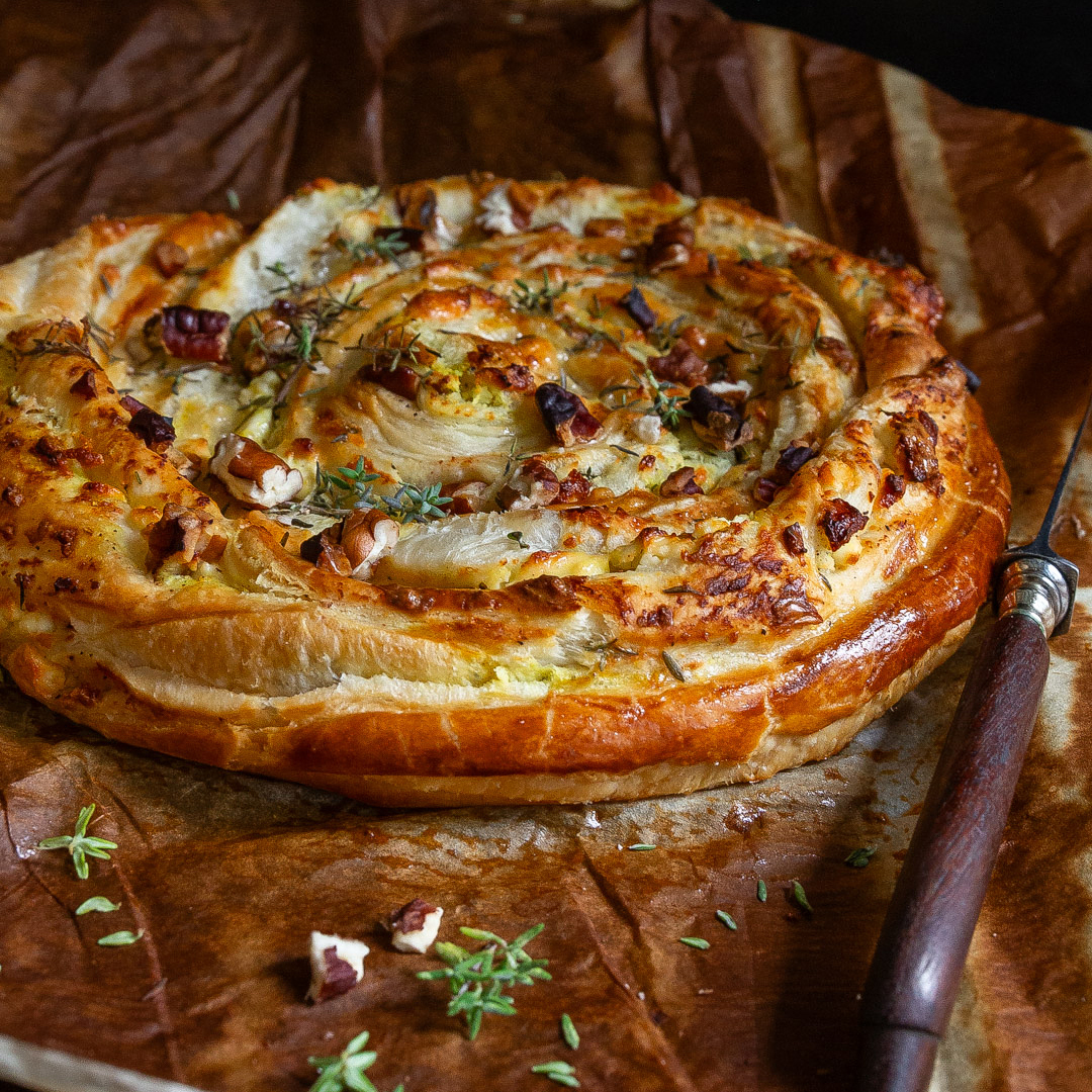 girella-di-sfoglia-noci-formaggio-blu-ricetta-antipasto-aperitivo-facile-veloce-contemporaneo-food