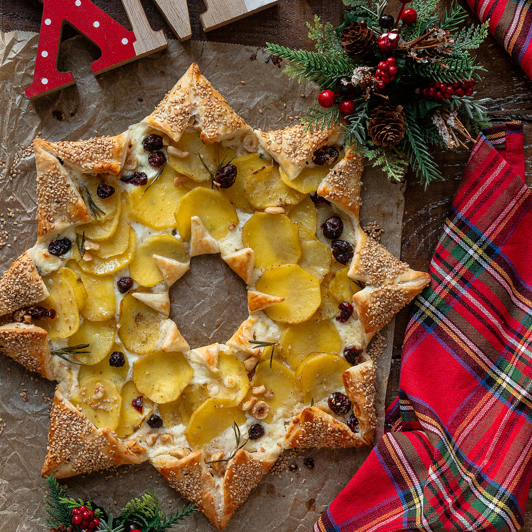 Immagine: Stella di Natale salata con sfoglia, patate, mascarpone, mirtilli rossi e nocciole