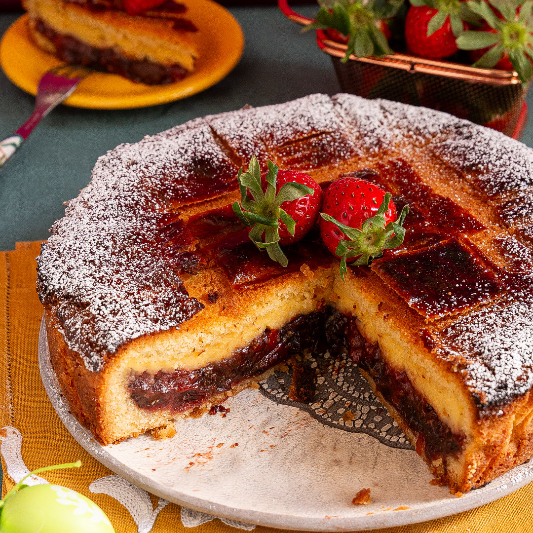 Immagine: Torta morbidissima di frolla con fragole, prugne e crema pasticcera