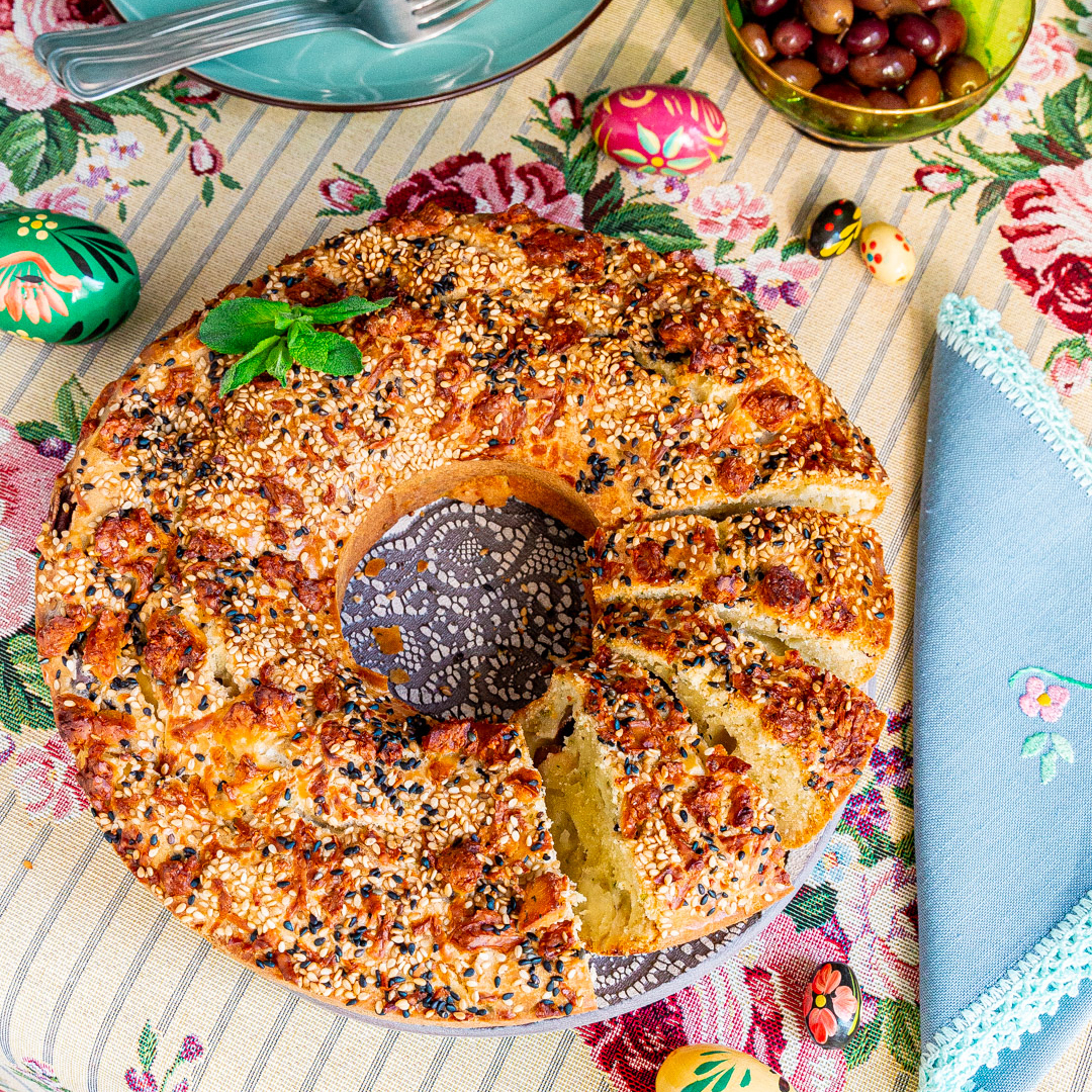 Immagine: Torta salata cipriota con olive nere, Halloumi e menta