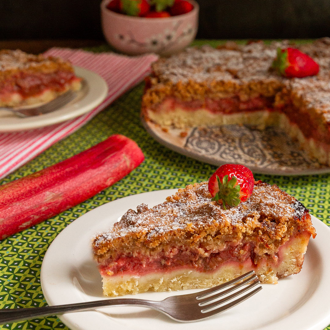 Immagine: Torta fragole e rabarbaro con frolla morbida e crumble al cocco
