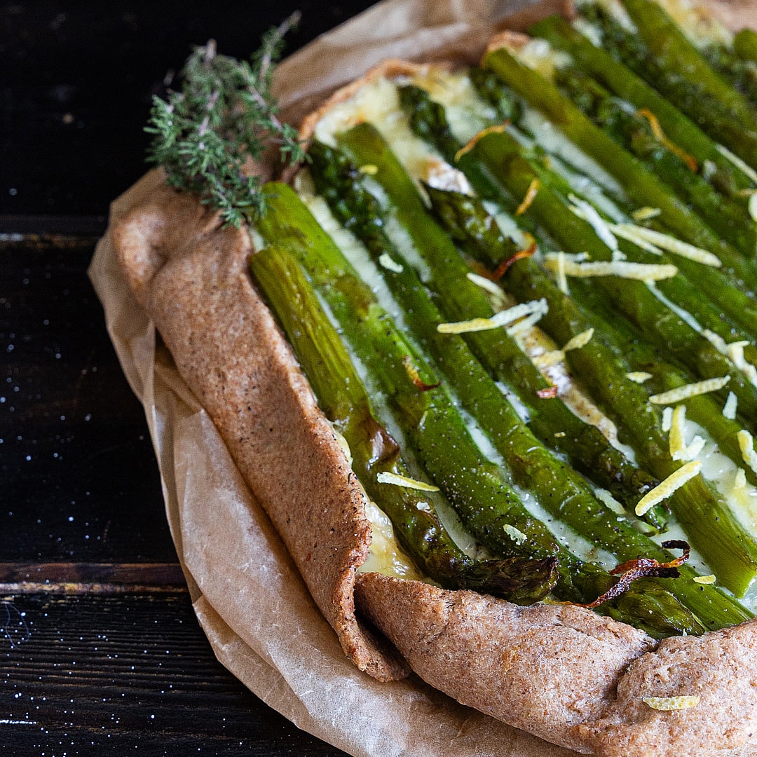 torta-salata-asparagi-farina-farro-ricetta-vegetariana-pasqua-pasquetta-contemporaneo-food