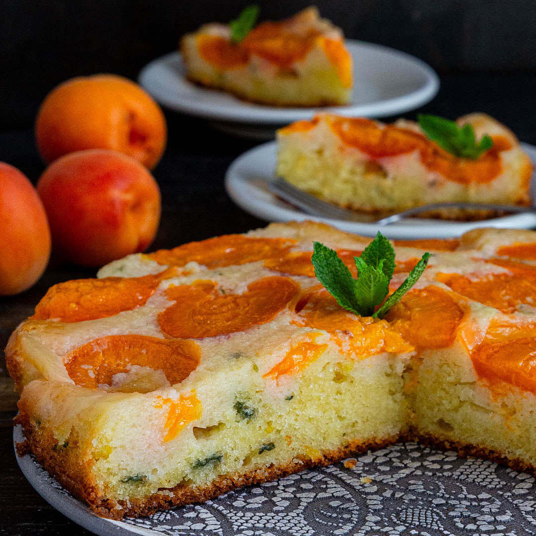 Immagine: Torta rovesciata alle albicocche e menta