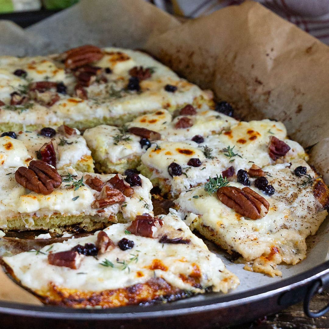 Immagine: Schiacciata di cavolfiore e formaggio: comfort food che profuma di casa