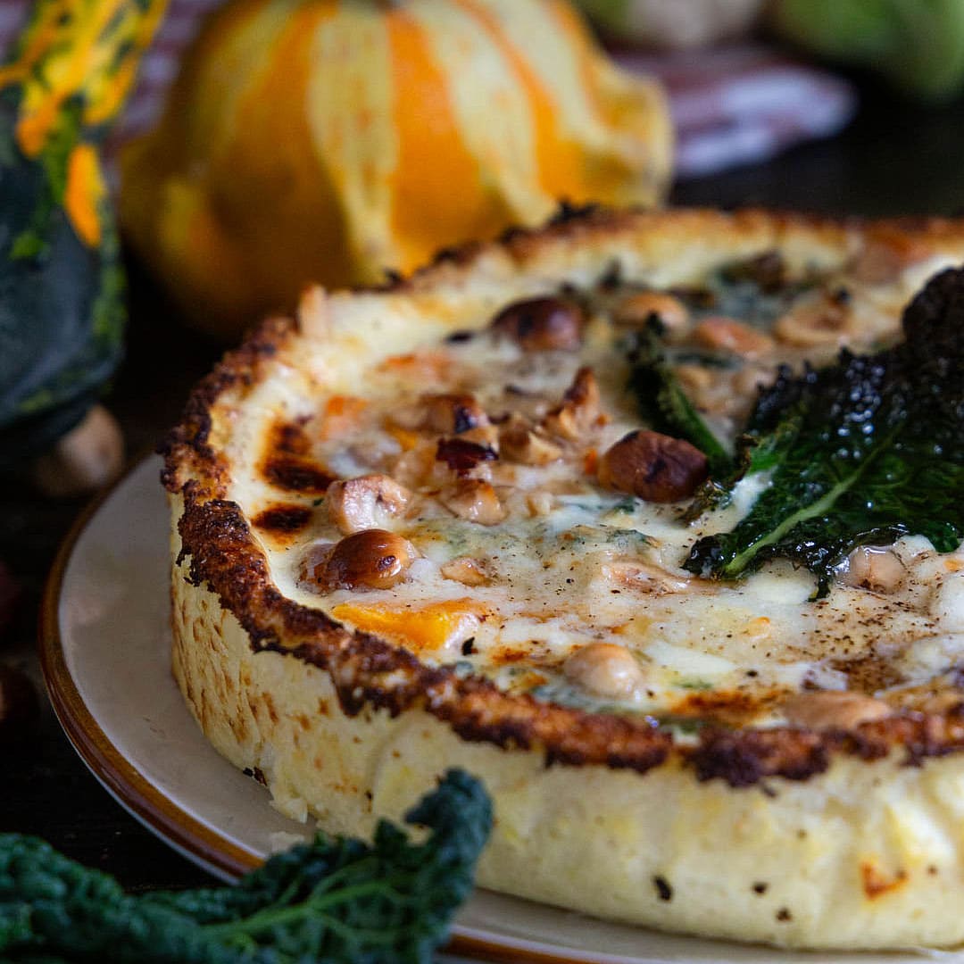 torta-salata-crosta-cacolfiore-senza-glutine-formaggio-zucca-cavolo-nero-ricetta-vegetariana-facile-contemporaneo-food