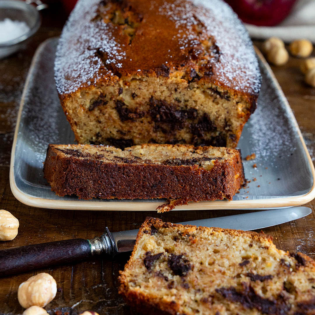 plumcake-alle-mele-con-farina-nocciole-cioccolato-torta-facile-merenda-colazione-contemporaneo-food
