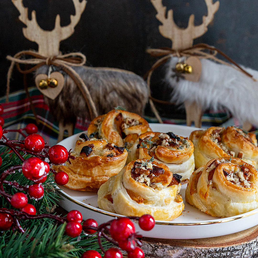 girelle-di-natale-sfoglia-formaggio-blu-albicocche-antipasto-facile-veloce-natale-vegetariano-contemporaneo-food
