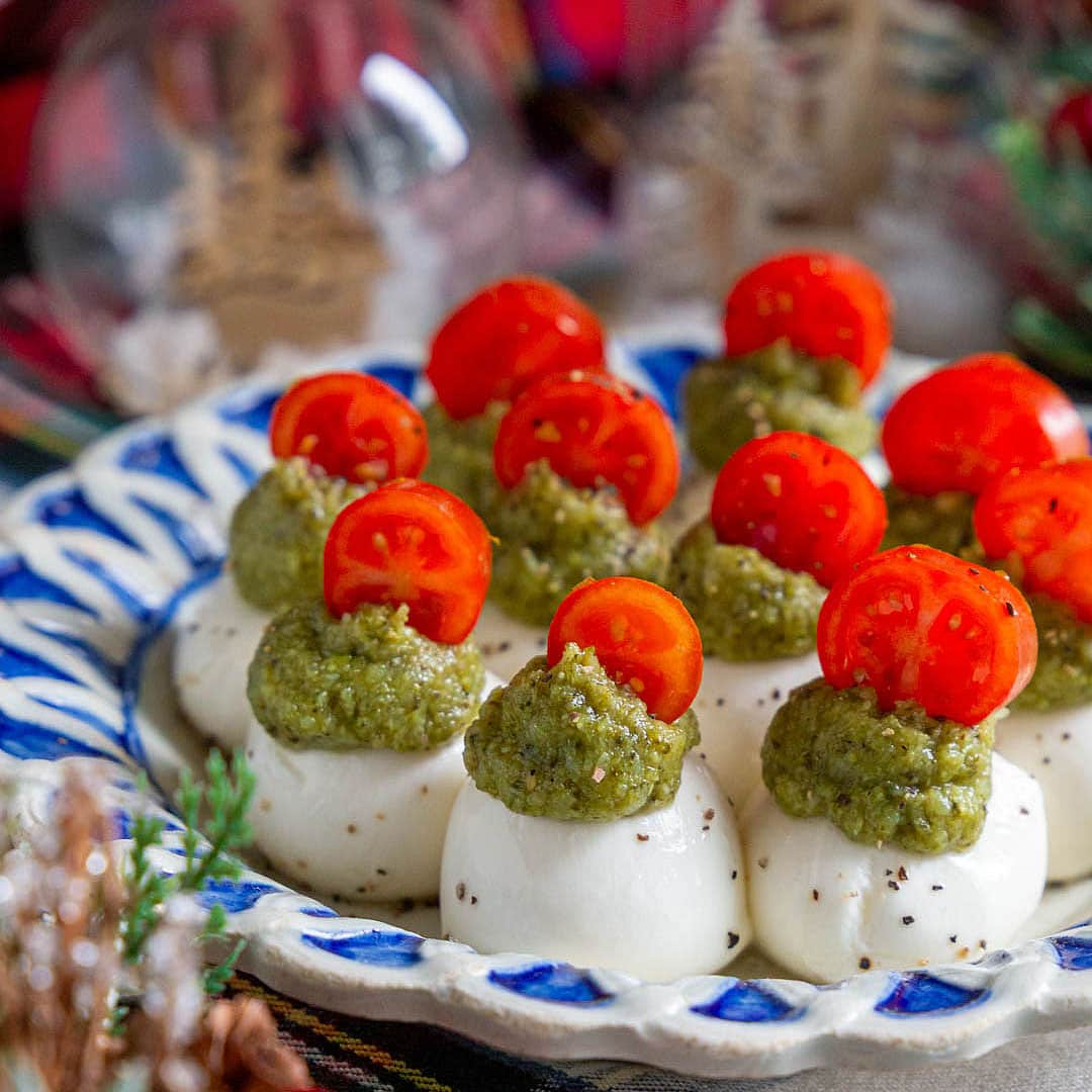 Immagine: Mozzarelline di bufala con guacamole di broccolo e pachino