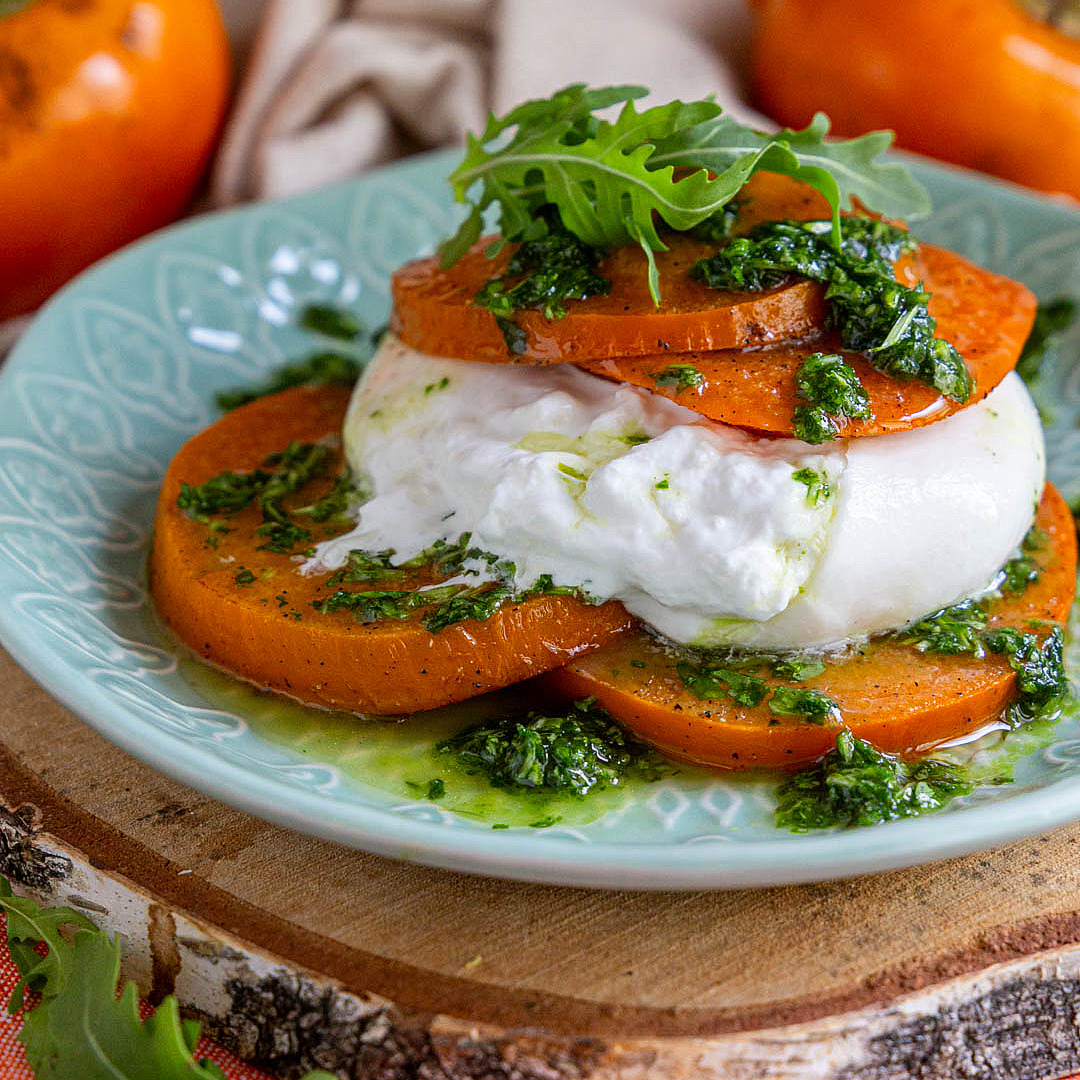 Immagine: Burrata con cachi mela spadellati: la cena d’autunno pronta in pochi minuti
