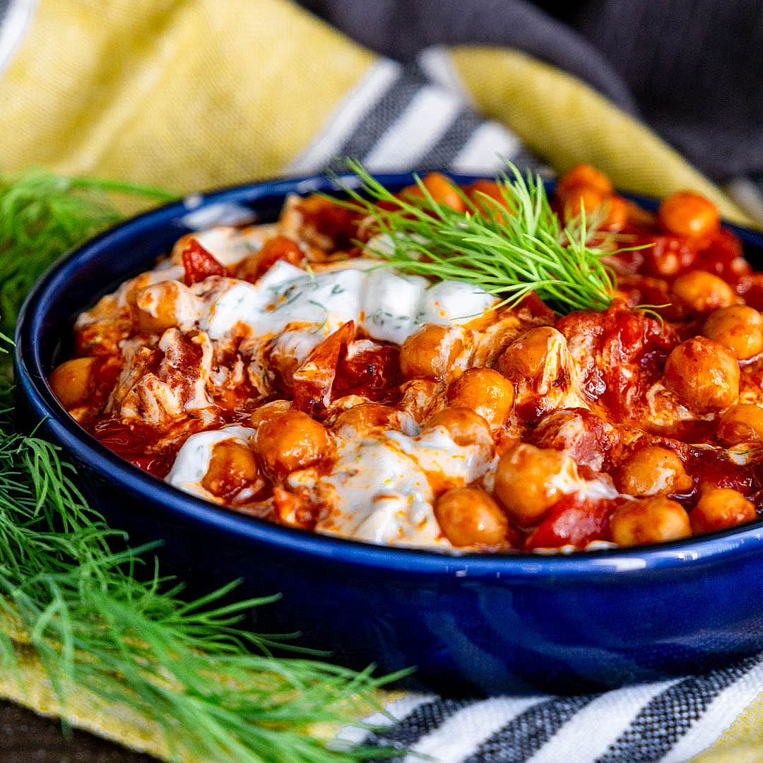 Immagine: Ceci con salsa piccantina di pomodorini arrosto e yogurt greco all’aneto