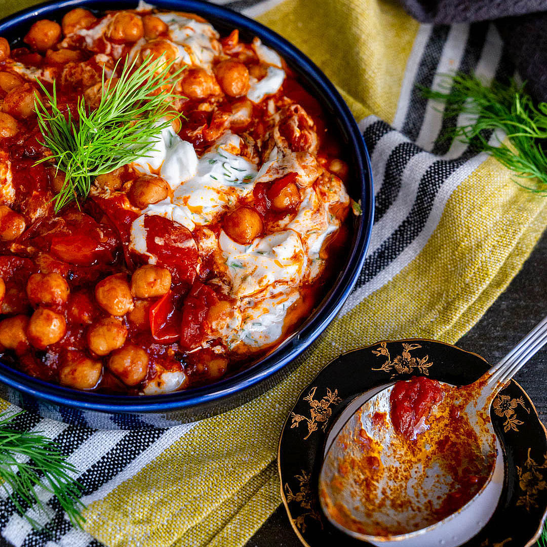 ceci-in-rosso-con-yogurt-antipasto-secondo-vegetariano-proteico-contemporaneo-food