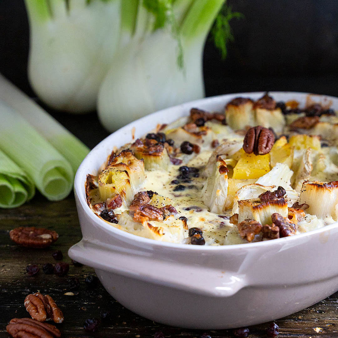 Immagine: Gratin di finocchi, patate e porri con stracchino, noci Pecan e mirtilli rossi