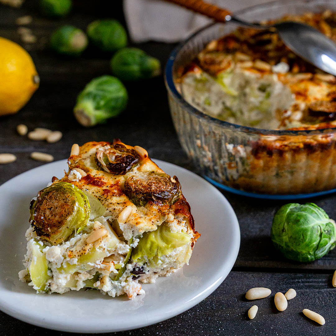 sformato-facile-proteico-ricotta-cavoletti-bruxelles-pinoli-piatto-unico-vegetariano-proteico-contemporaneo-food